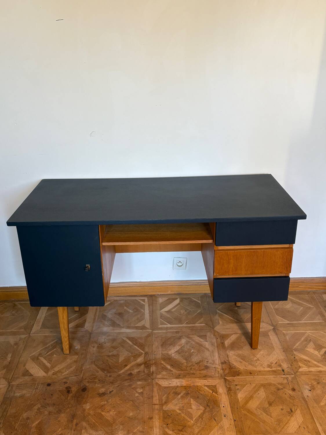 Adult desk with compass feet