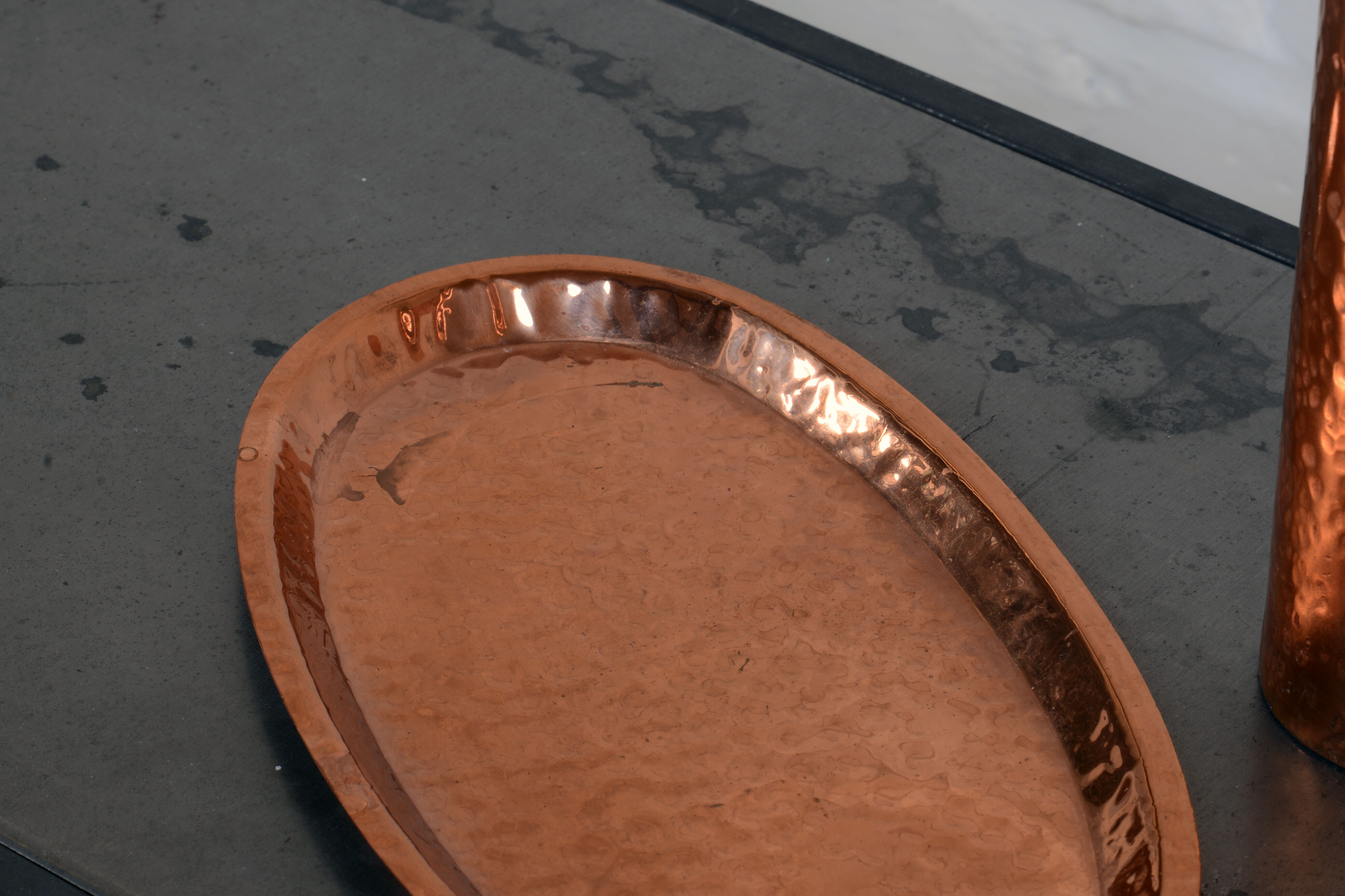 Vase and tray in hammered copper, Suede circa 1960