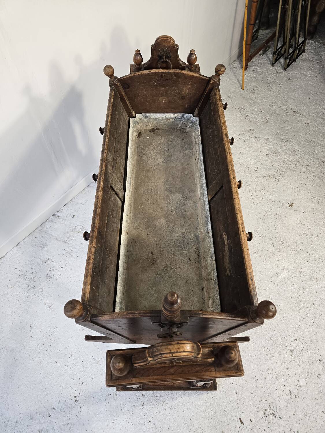 19th century cradle in carved fruitwood – Antique planter