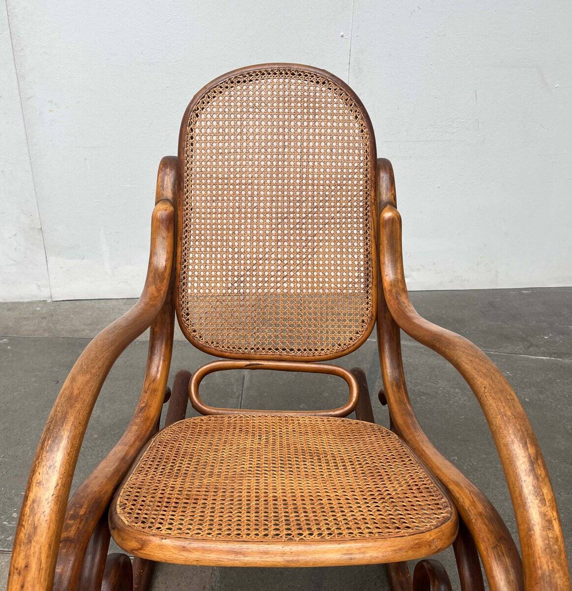 Curved wooden rocking chair Art Nouveau Jugendstil by Fischel, Austria, 1910s