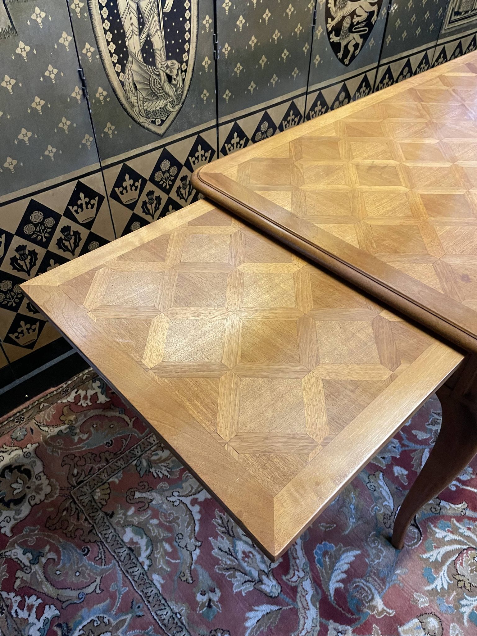 Bureau plat de style Louis XV en acajou blond