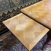 Bureau plat de style Louis XV en acajou blond
