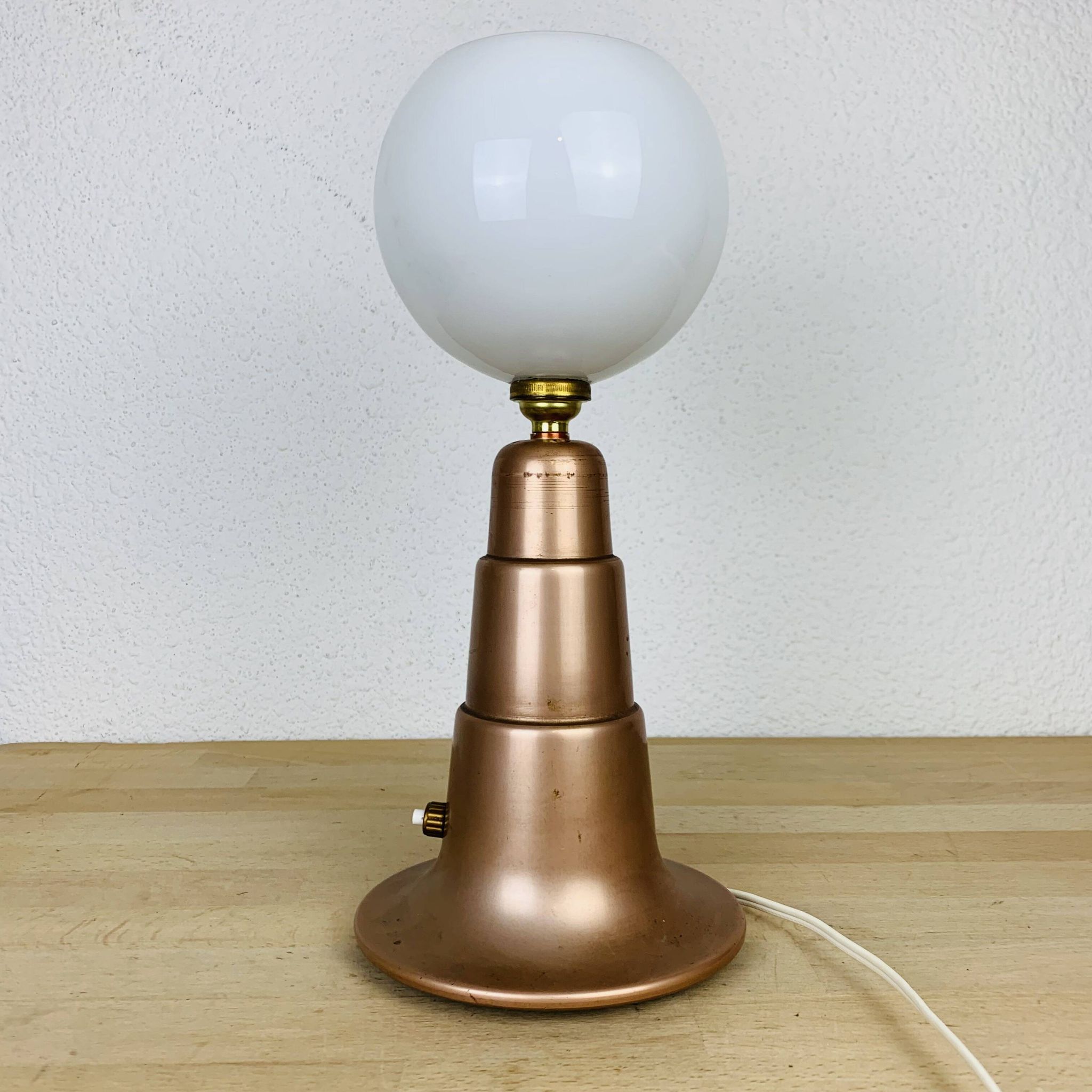 Lampe art déco conique cuivre et globe opaline