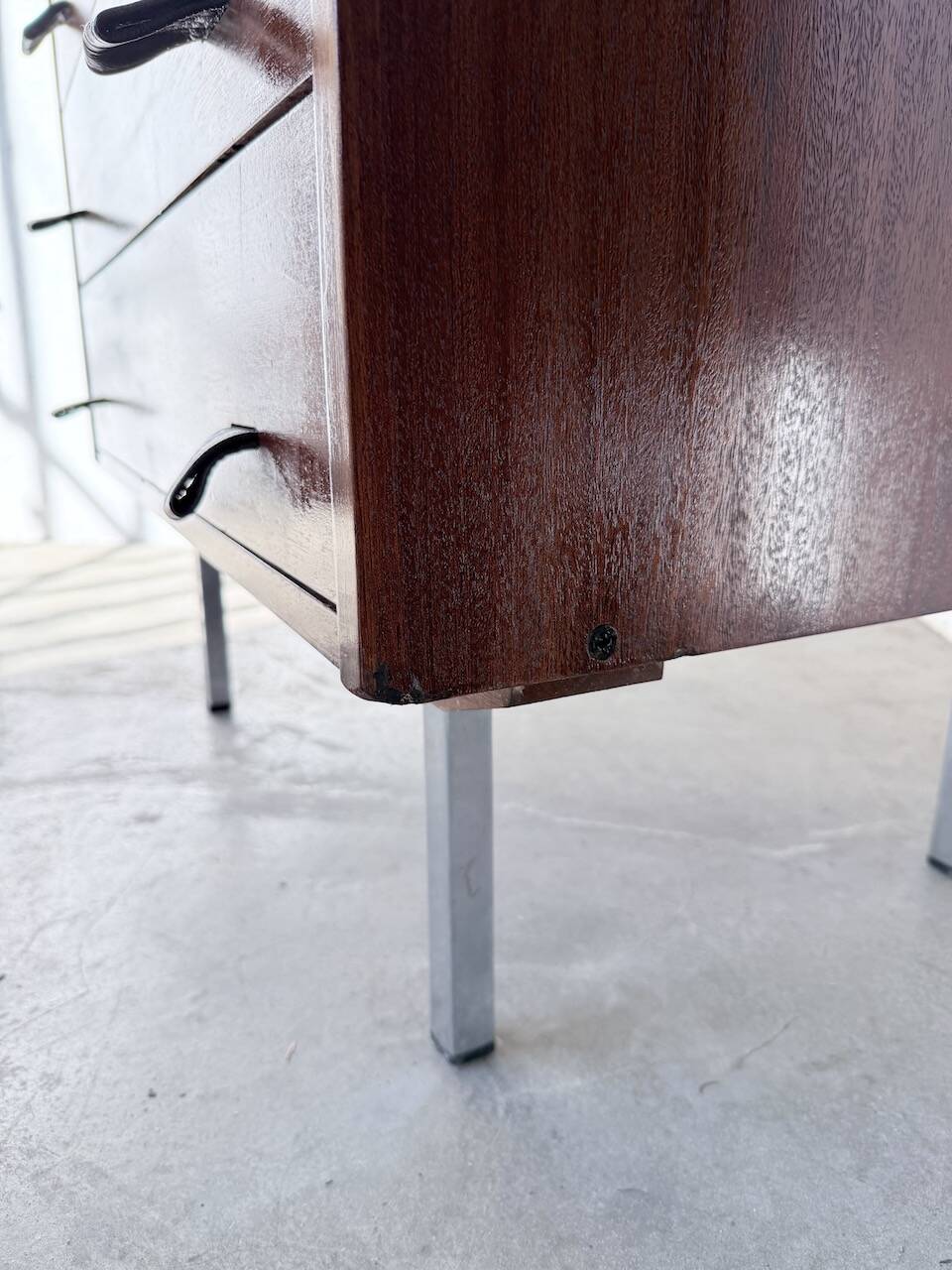 Commode teck poignées cuir 1960