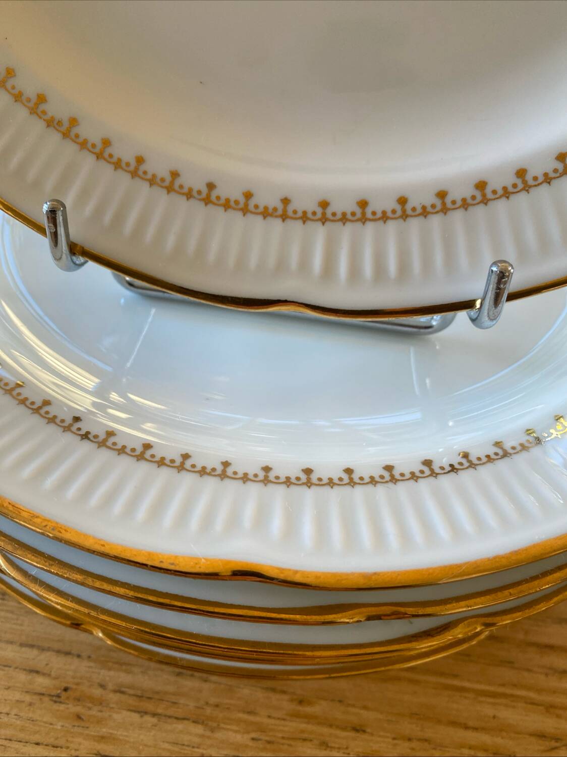 6 fine porcelain dinner plates with gold frieze