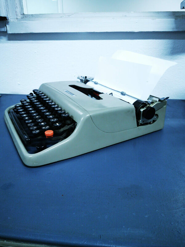 Olivetti Typewriter Lettera 22