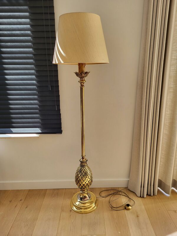 Lampadaire Hollywood Regency en laiton en forme d'ananas