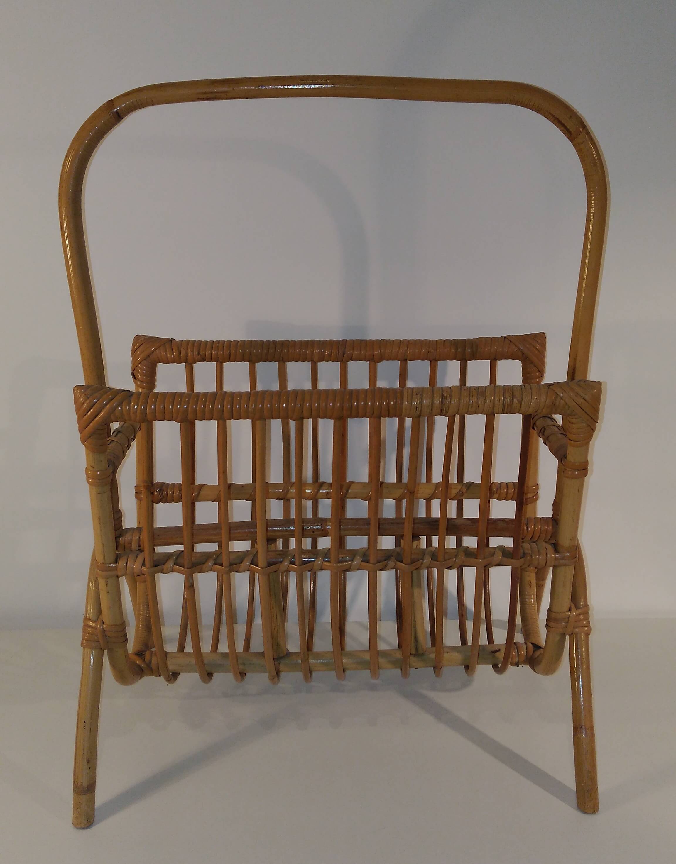 Magazine holder in rattan