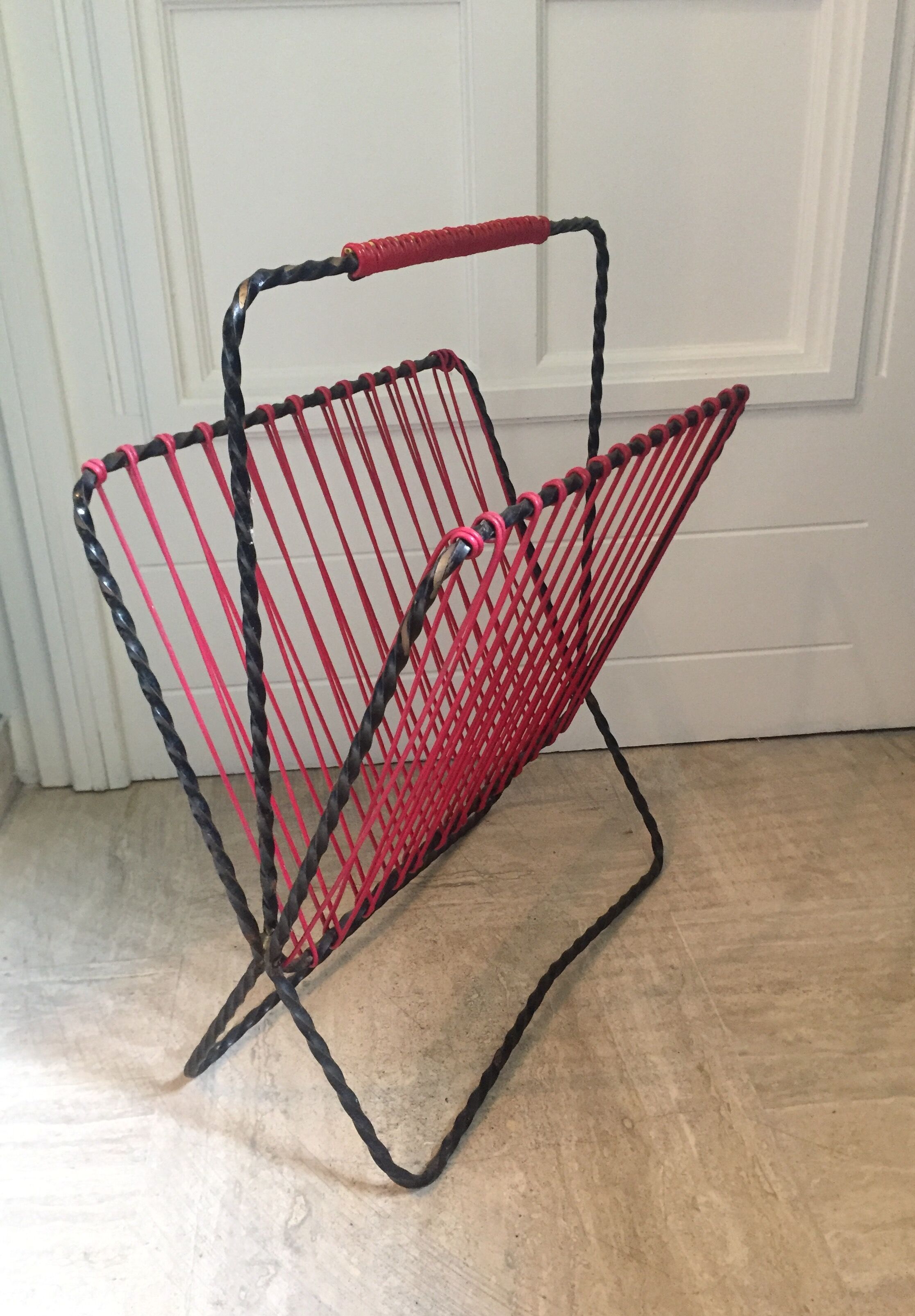 Porte-revues vintage des années 50 en fil scoubidou et métal