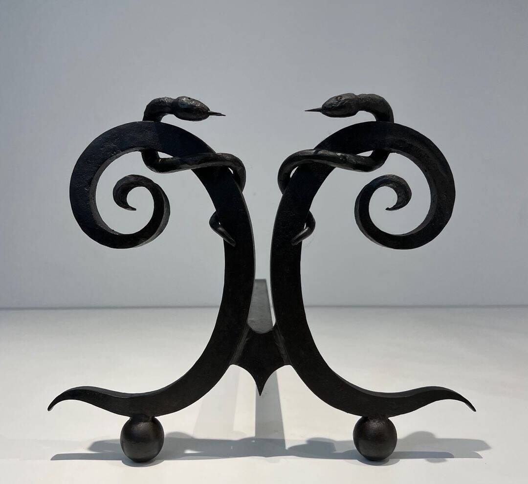 Paire de Chenets en Fer Forgé Modèle aux Serpents dans le Goût d’Edgar Bran