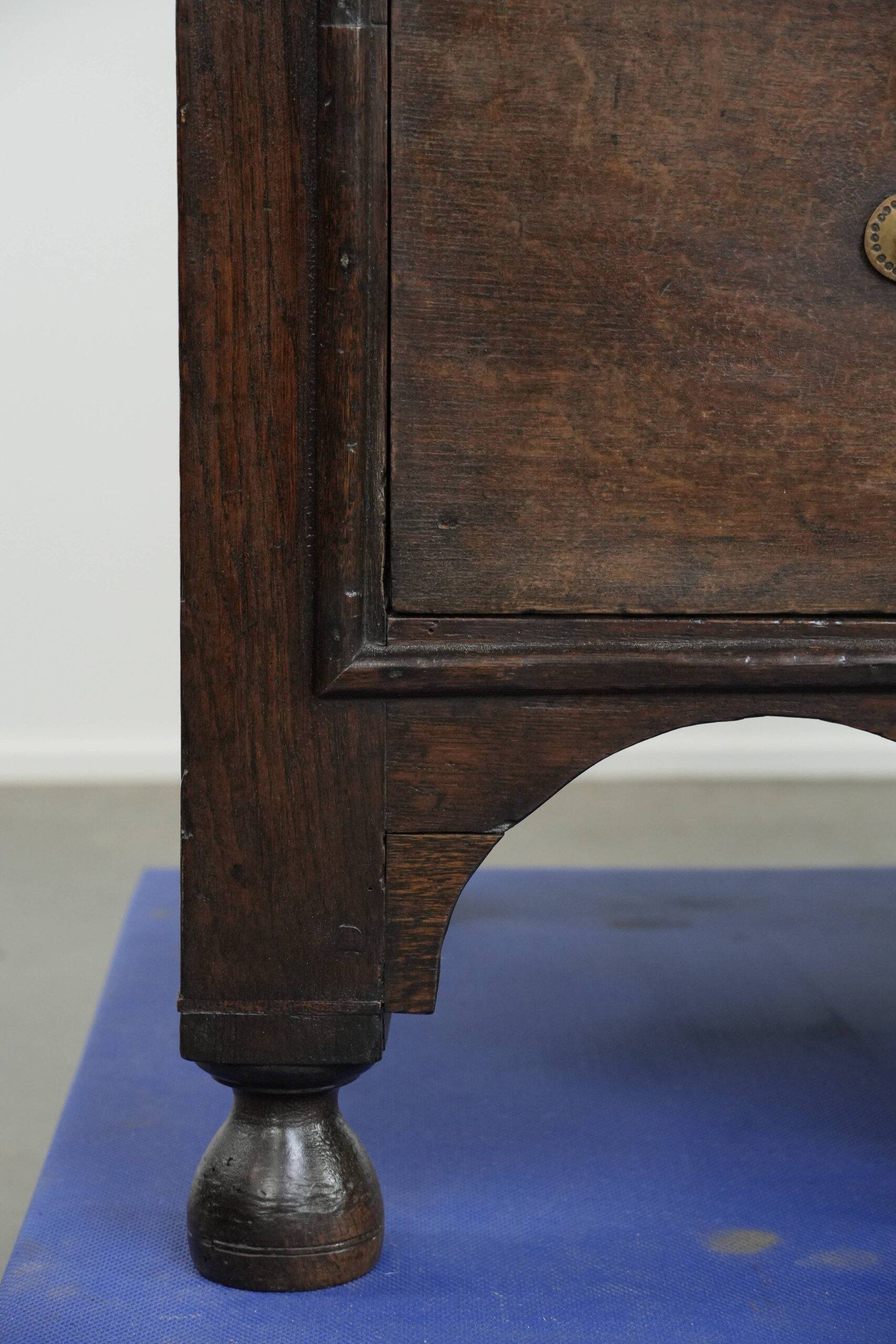 Unique commode anglaise antique du début du XVIIIe siècle