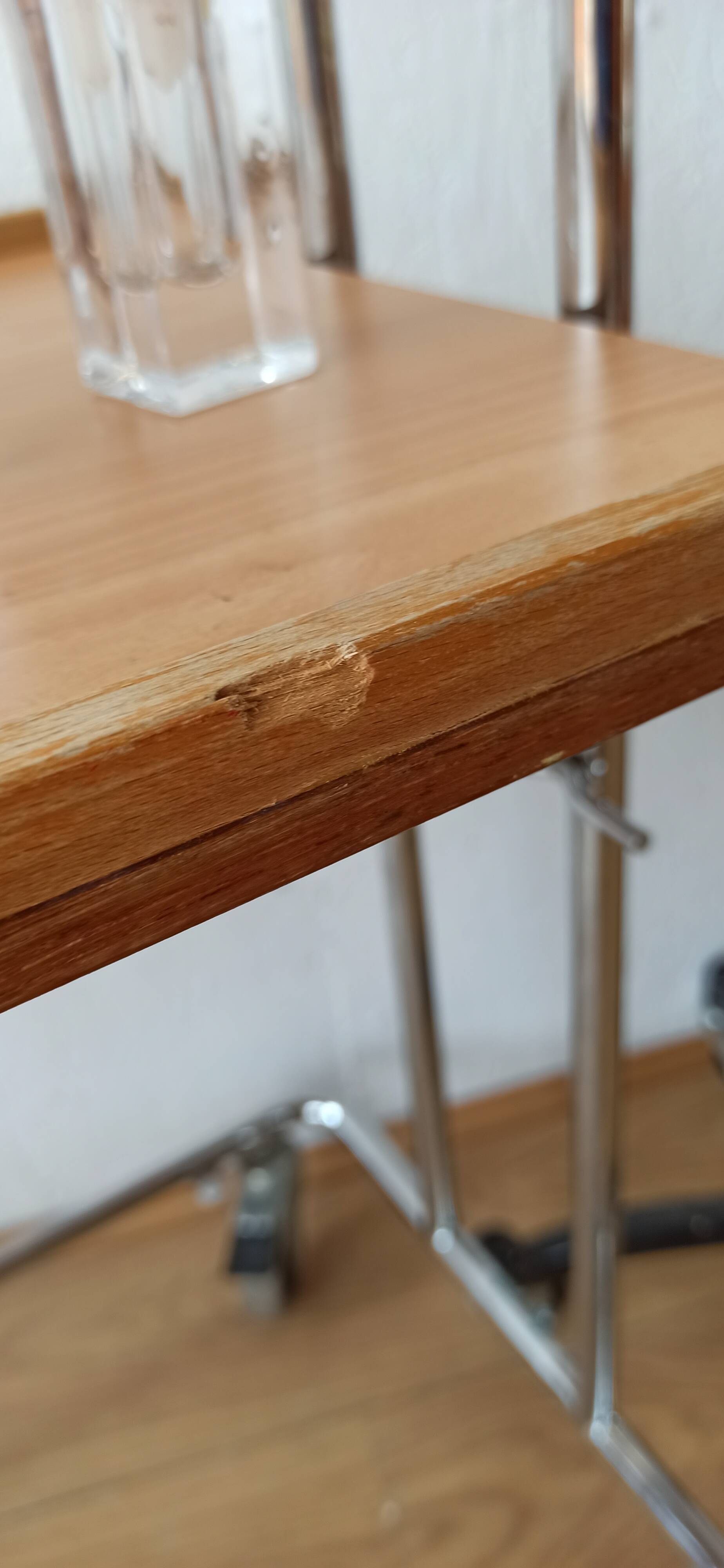 Chariot table pliante sur roulettes années 70.