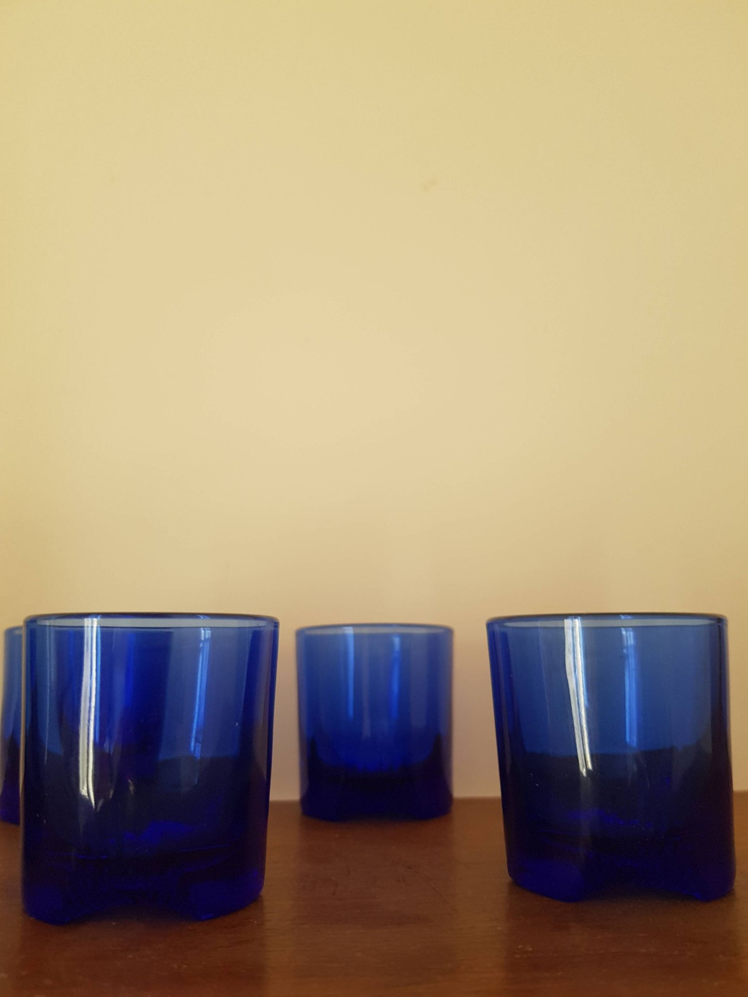 Lors de 5 petits verres en cristal bleu