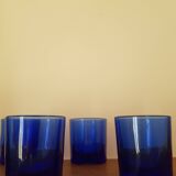 Lors de 5 petits verres en cristal bleu