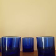 Lors de 5 petits verres en cristal bleu