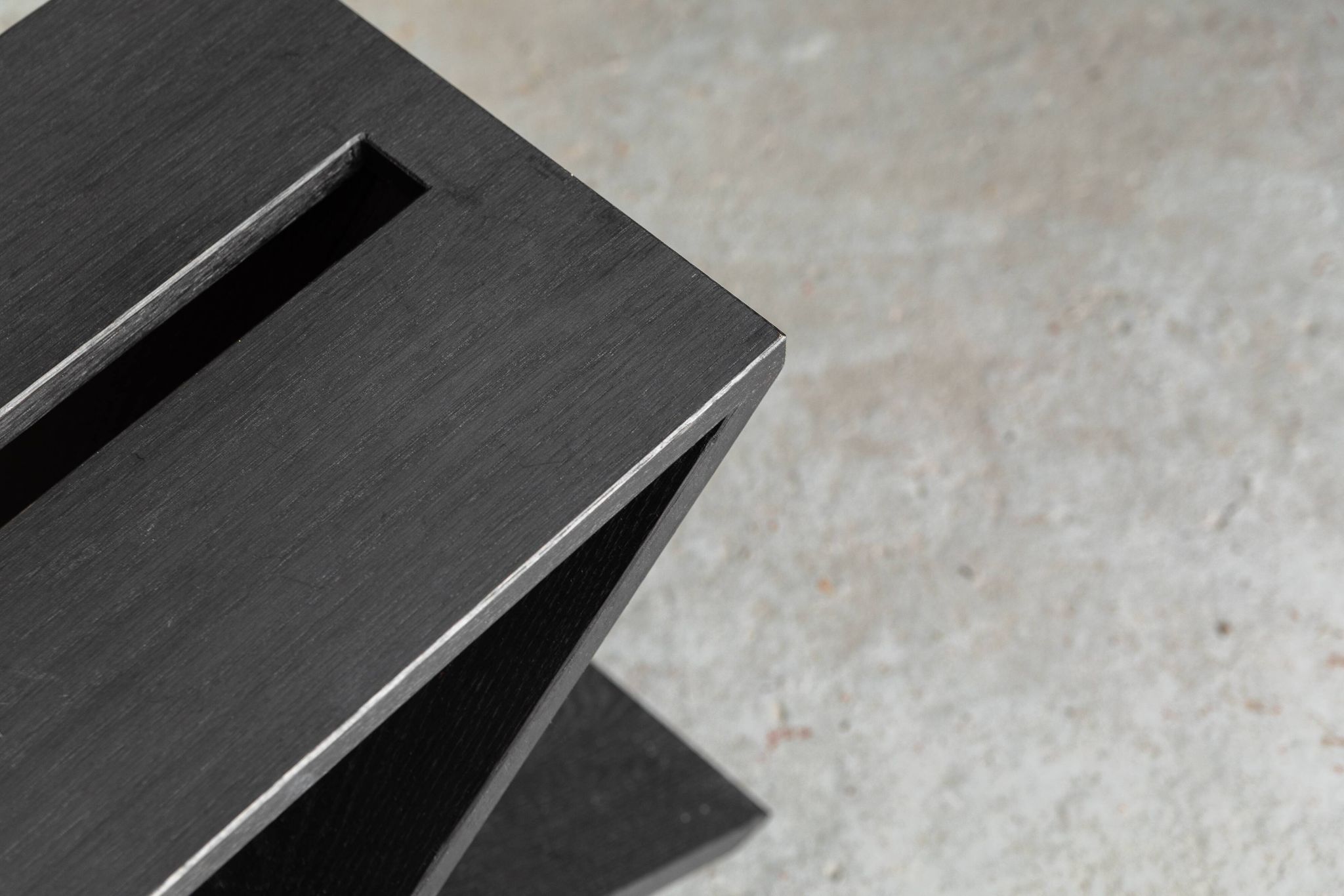 Table d'appoint en chêne noir « LC01 » par Lena Coupez, Belgique, 2024