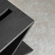 Table d'appoint en chêne noir « LC01 » par Lena Coupez, Belgique, 2024