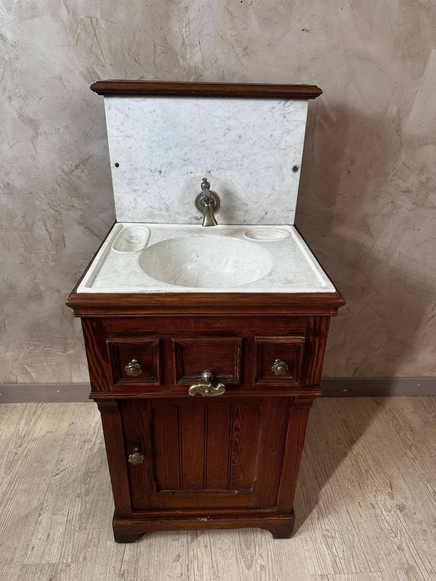 Bathroom vanity unit