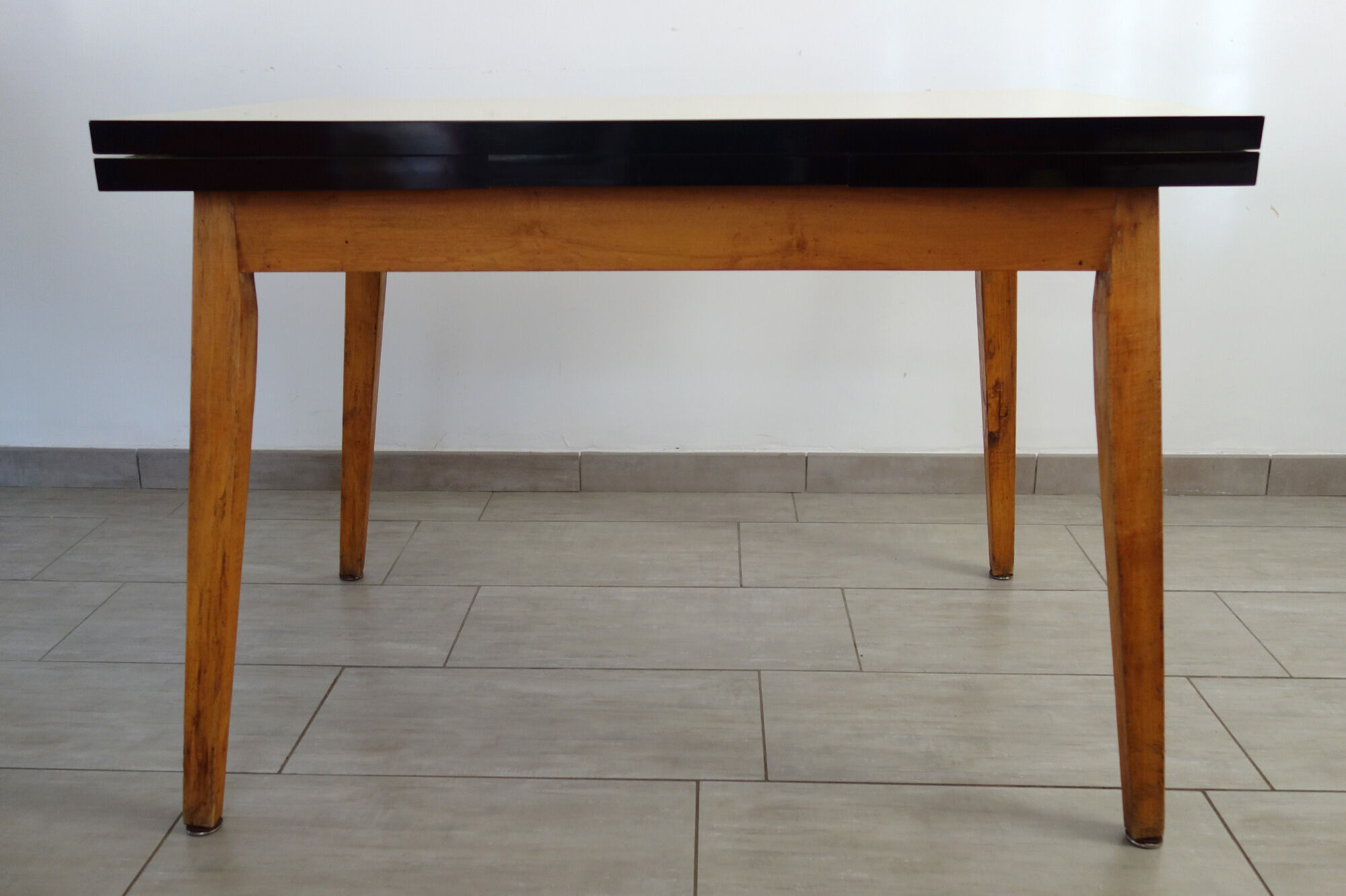 Table formica jaune et pieds bois années 50
