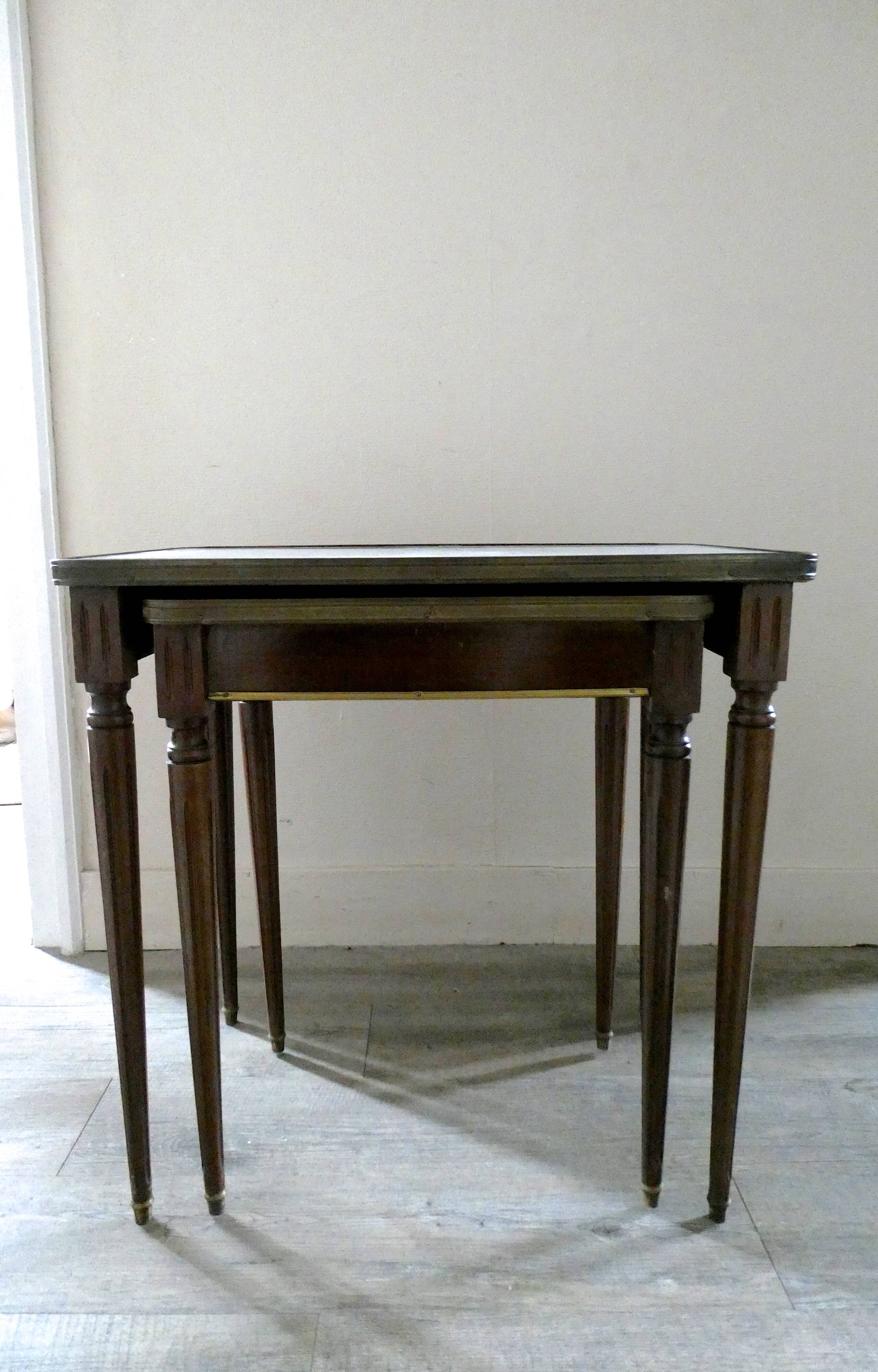 Nesting tables in dark wood and white marble