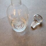Carafe ancienne verre épais gravé