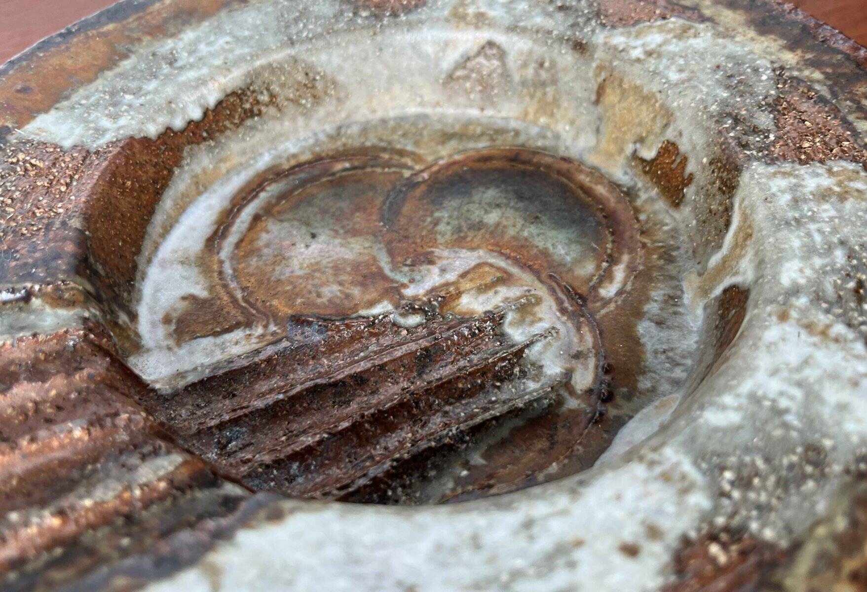 Bowl in studio pottery from mid-century Danish by Aksel Larsen for Axella, 1960s.