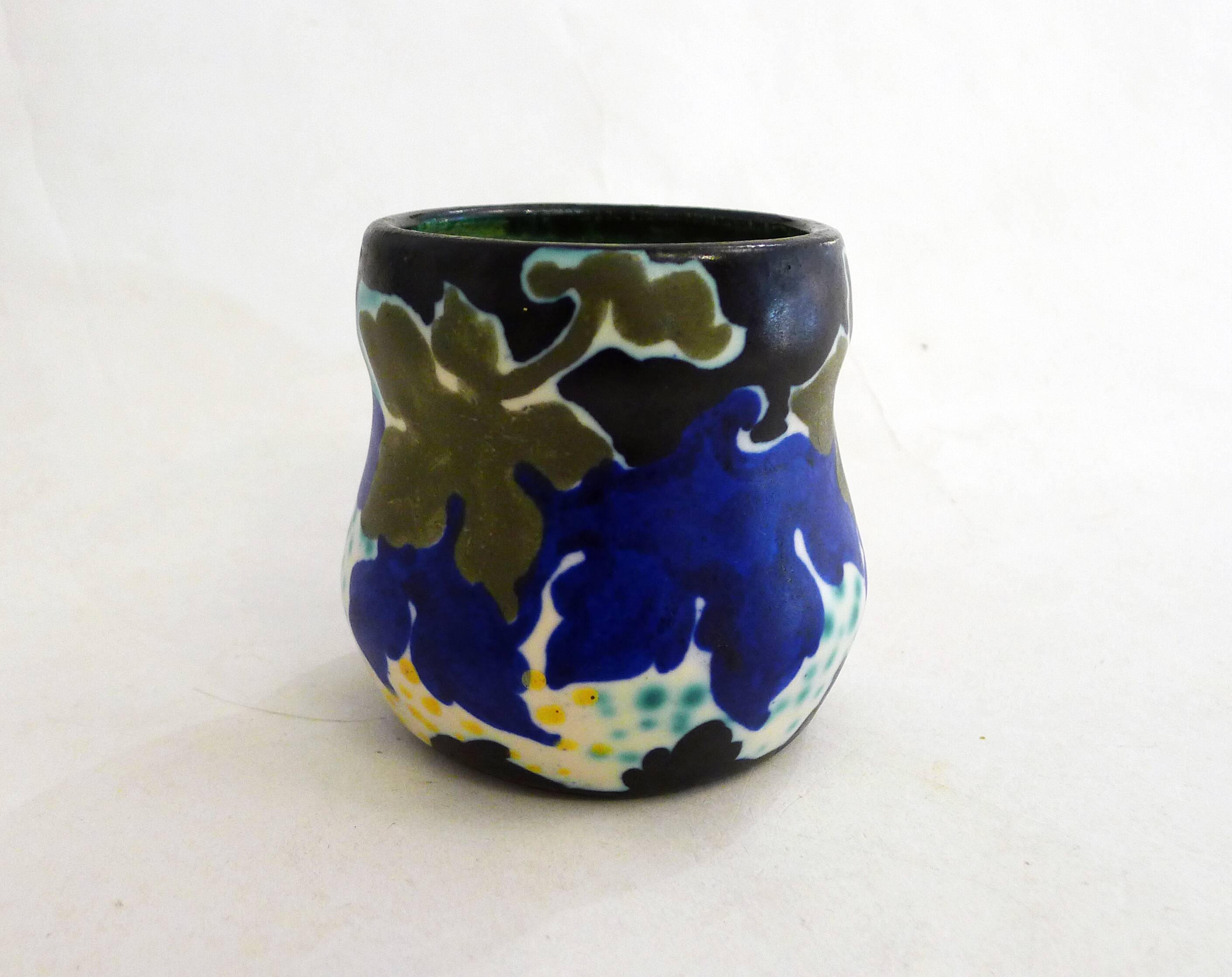 Small matte Art Deco vase / pot Regina Gouda