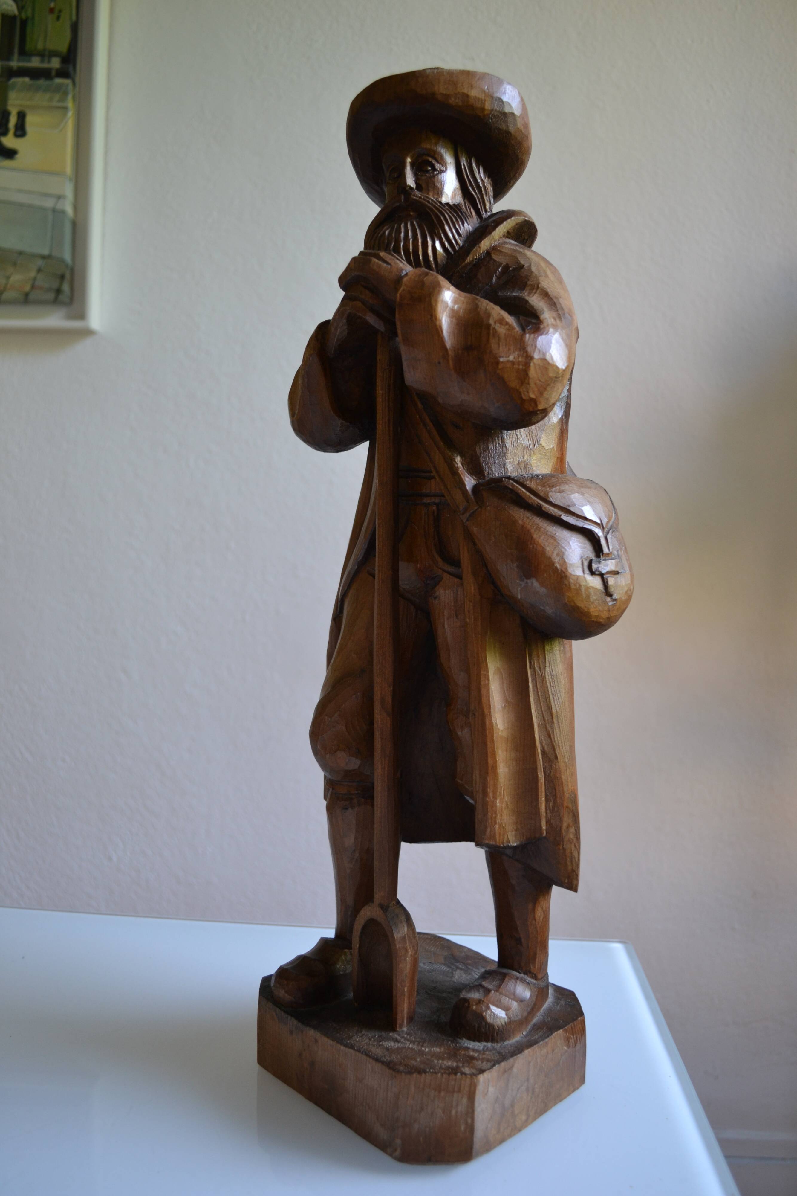 Large wooden sculpture of a man with his grain shovel 52 cm