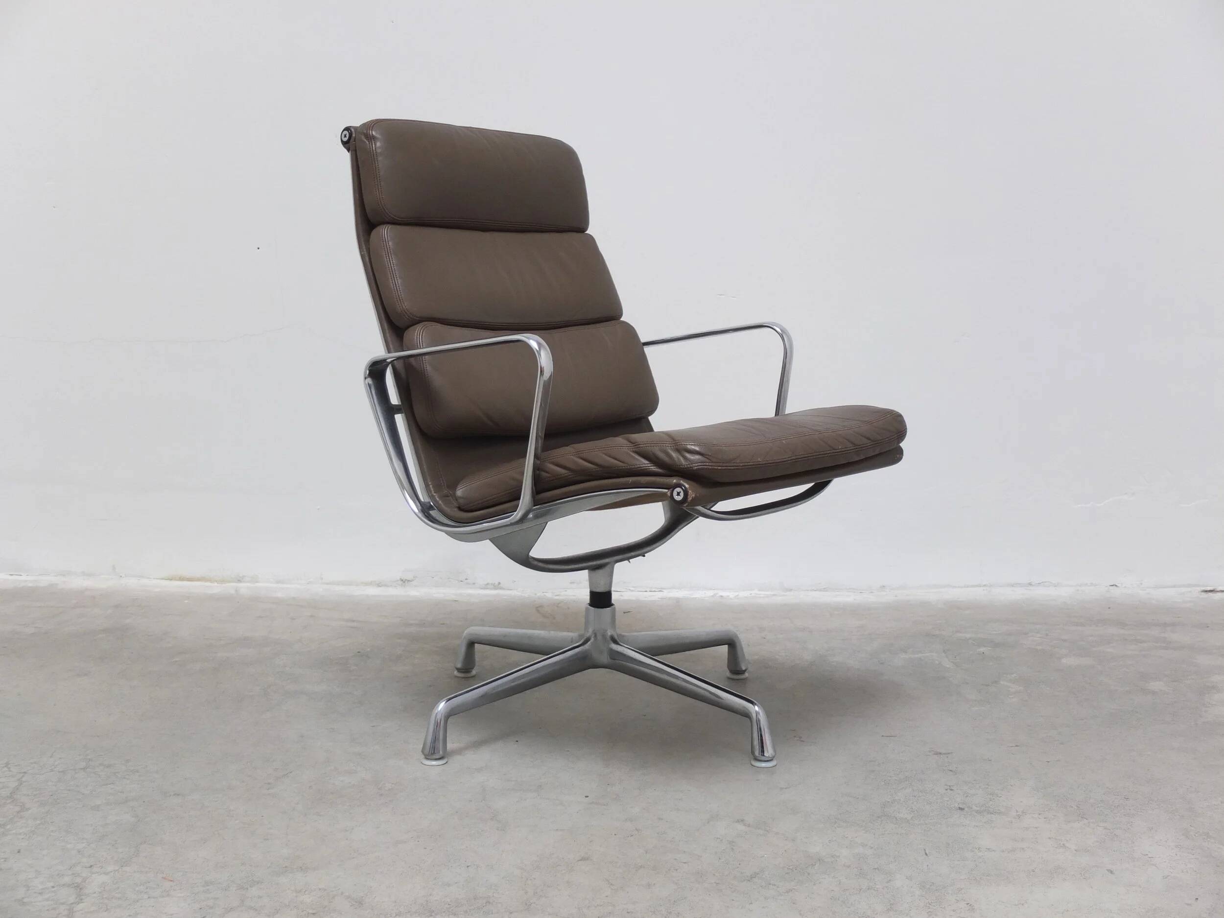 Early pair of Eames 'EA216' swivel lounge chairs by Herman Miller, 1960s