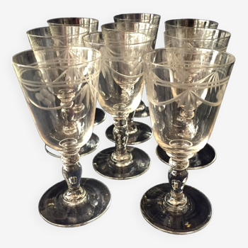 Suite de 8 verres a vin cuit ou a liqueur en cristal grave des annees 1930 1940