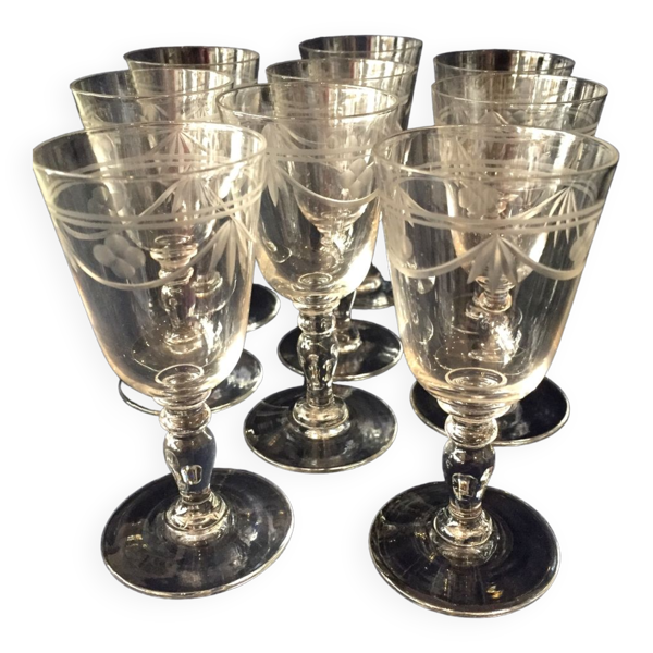 Suite de 8 verres a vin cuit ou a liqueur en cristal grave des annees 1930 1940