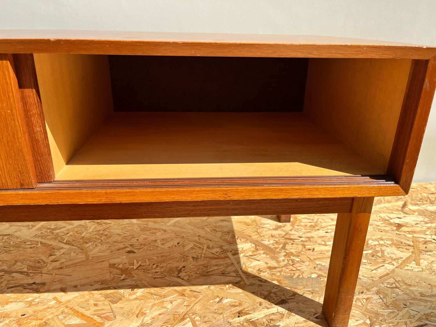 Commode basse à deux portes coulissantes