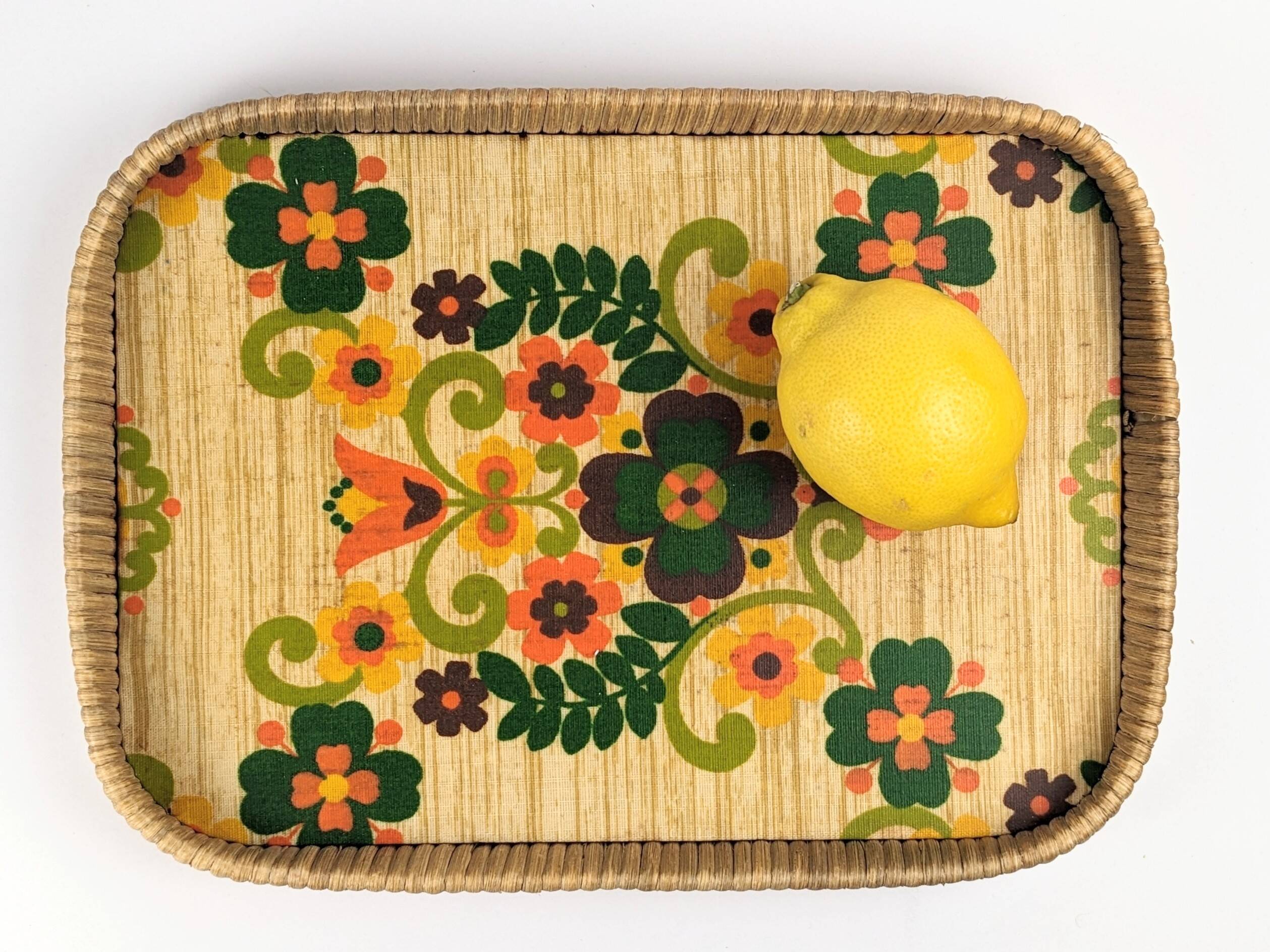 1970s floral patterned tray in rattan and plastic