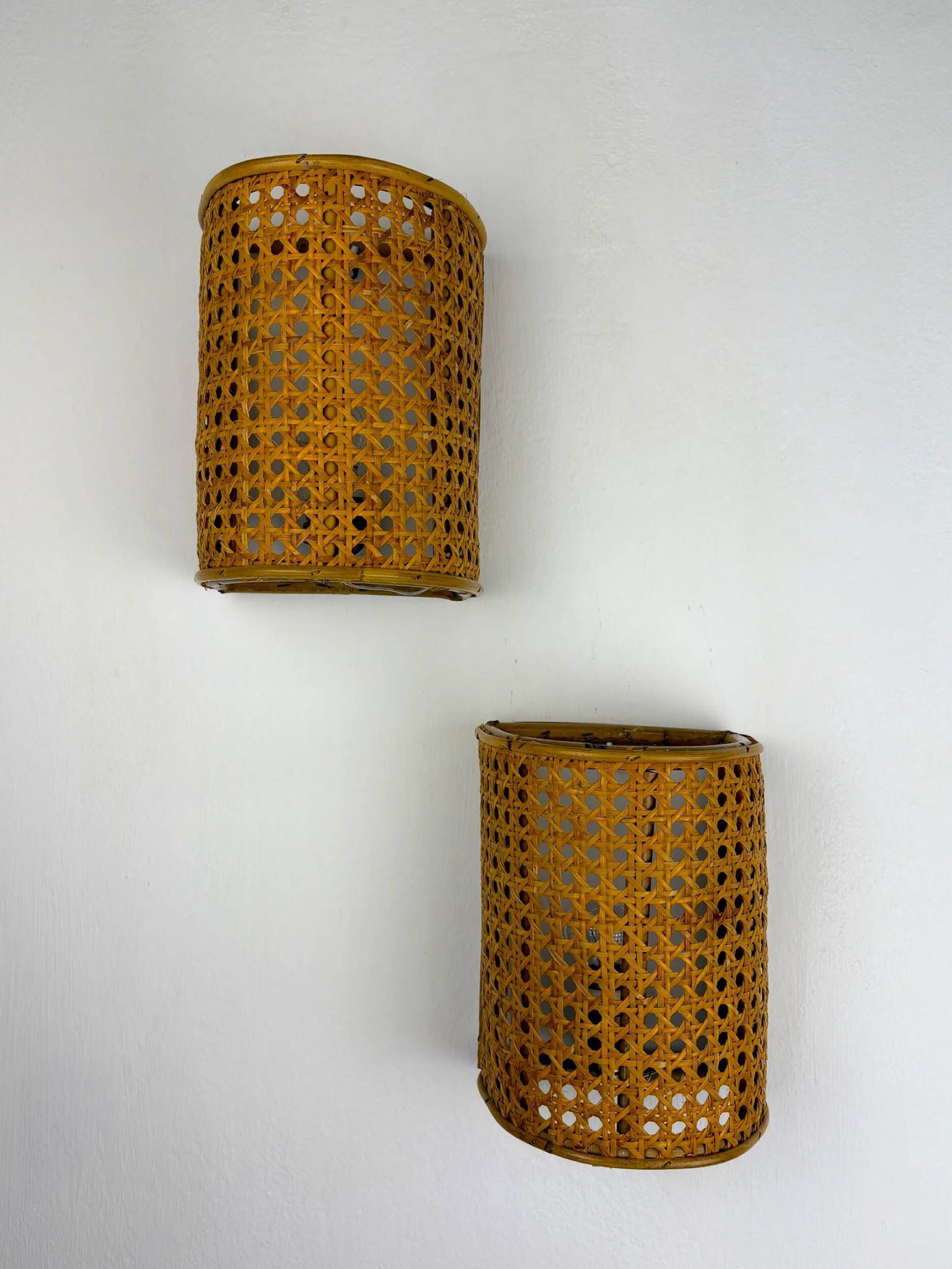 Pair of mid-century woven wicker & rattan wall sconces – Italy 1960s