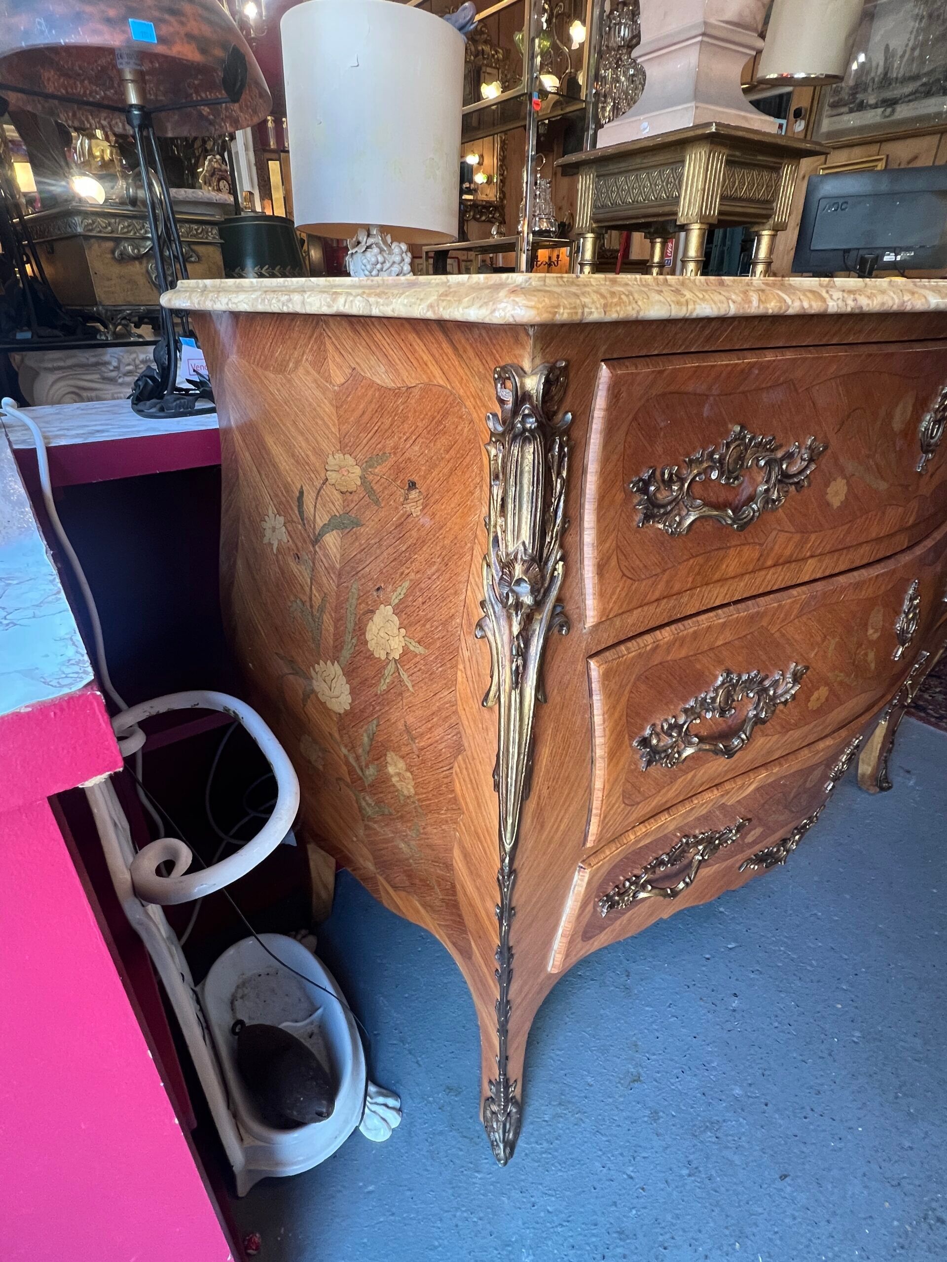 Louis XV style curved chest of drawers in veneer and marquetry, early 20th century
