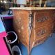 Commode galbée de style Louis XV en bois de placage et marqueterie, début XXe