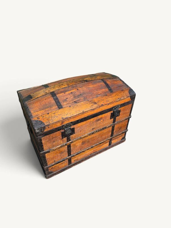 Coffre de voyage bombé ancien en bois et fer forgé – XIXe siècle