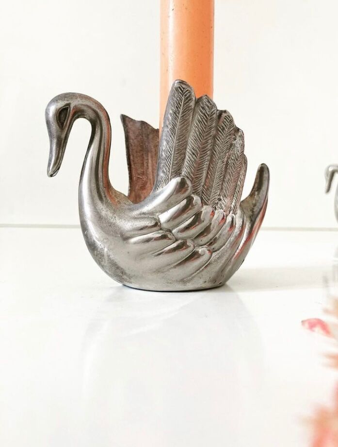 Duo candle holders in metal swan pattern