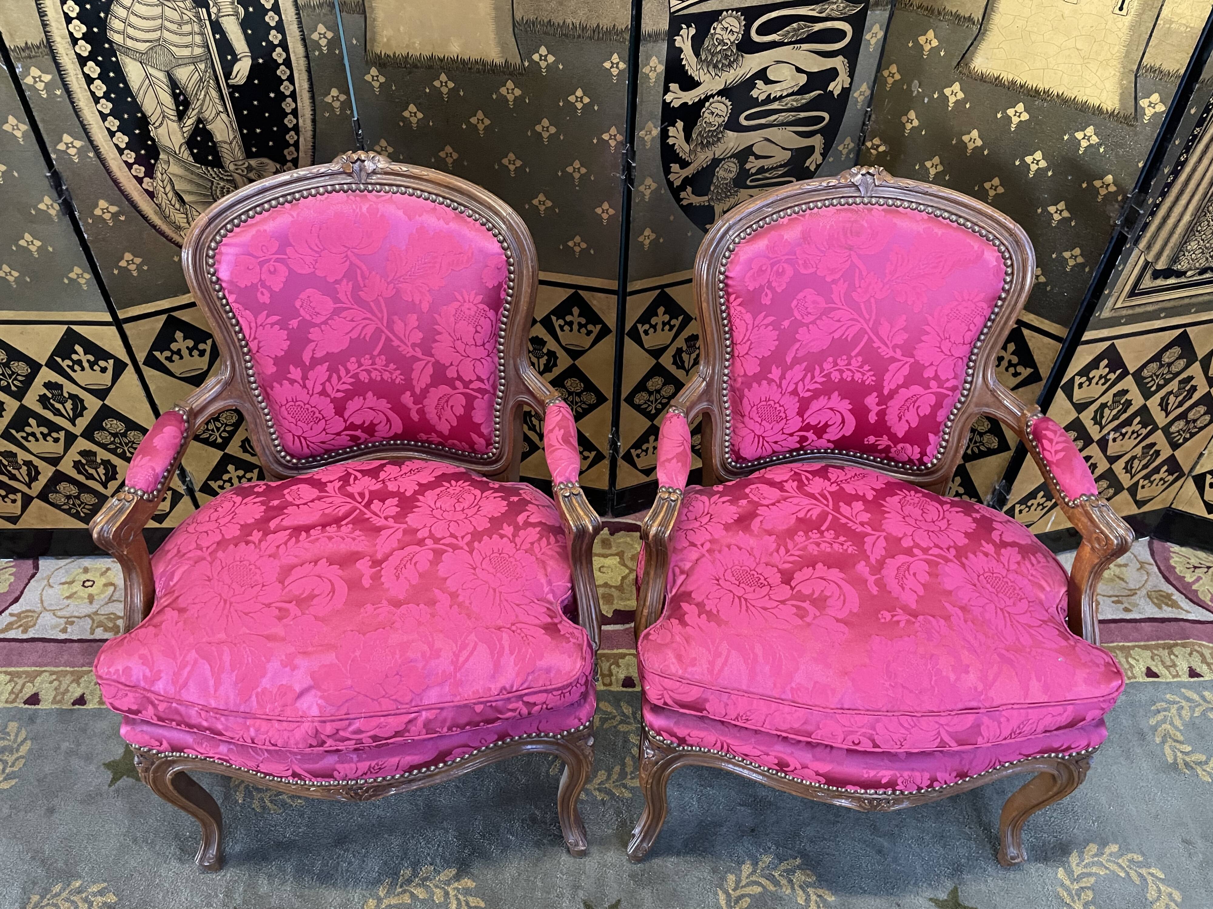 Paire de fauteuils cabriolets de style Louis XV