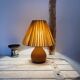 Lampe en bois et raphia