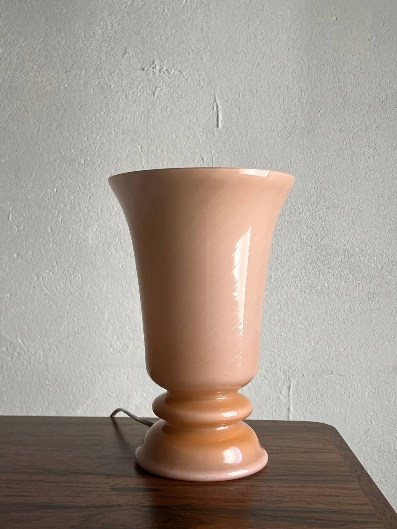 Lampe de table en verre opalin couleur chair | Suède | Années 1960