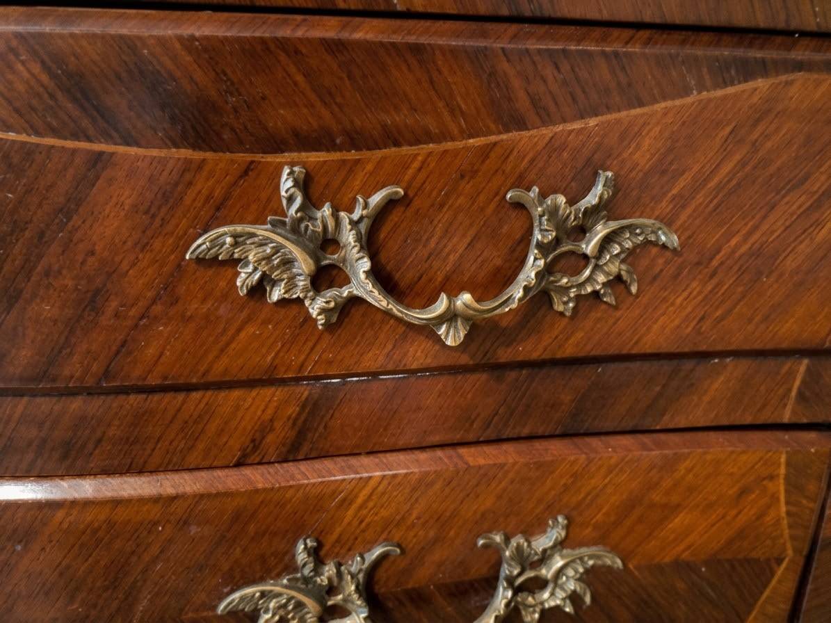 Curved Regency-style commode in mahogany marquetry.