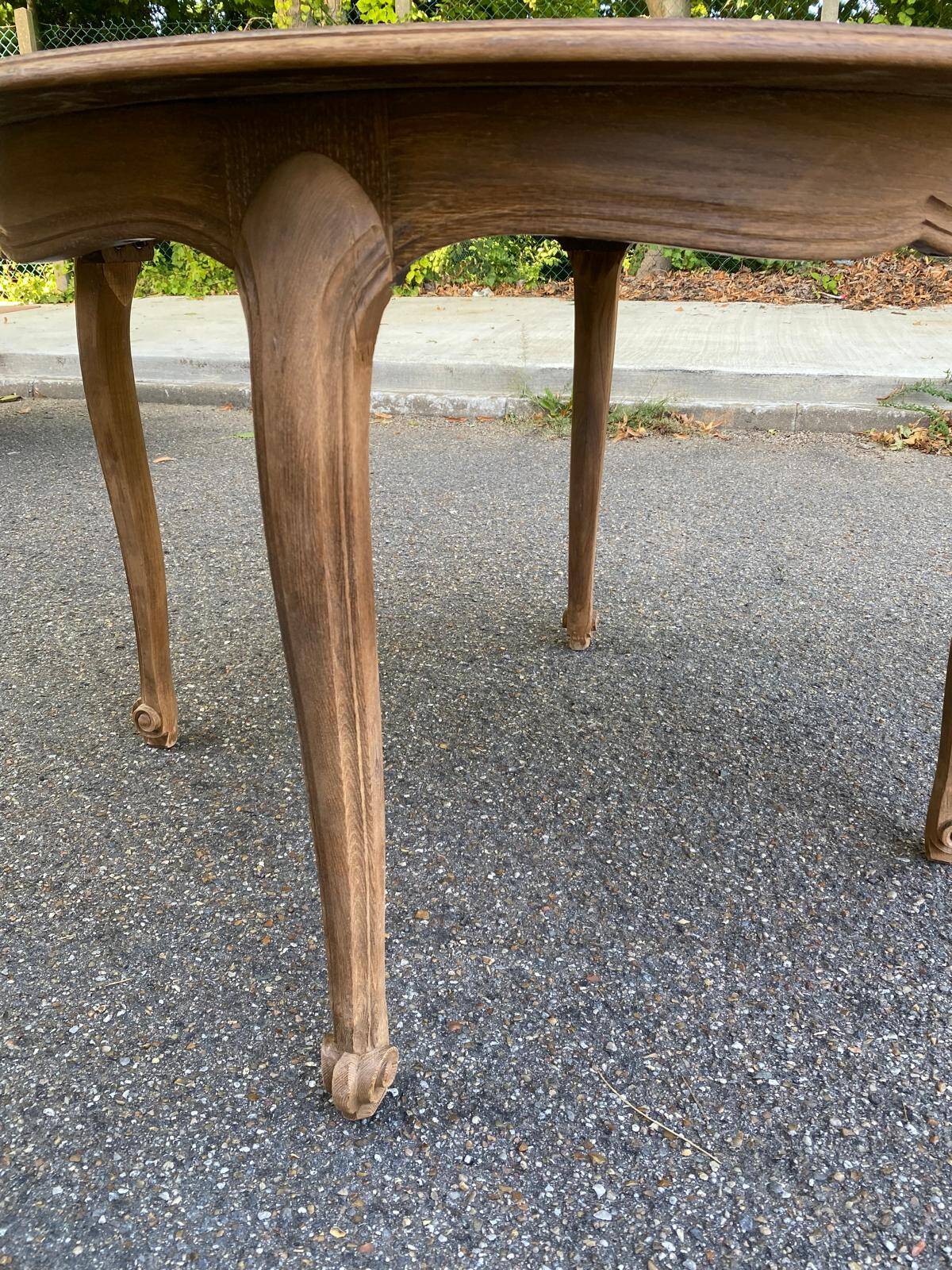 Table à manger ronde Louis XV rénovée en bois brut 210cm