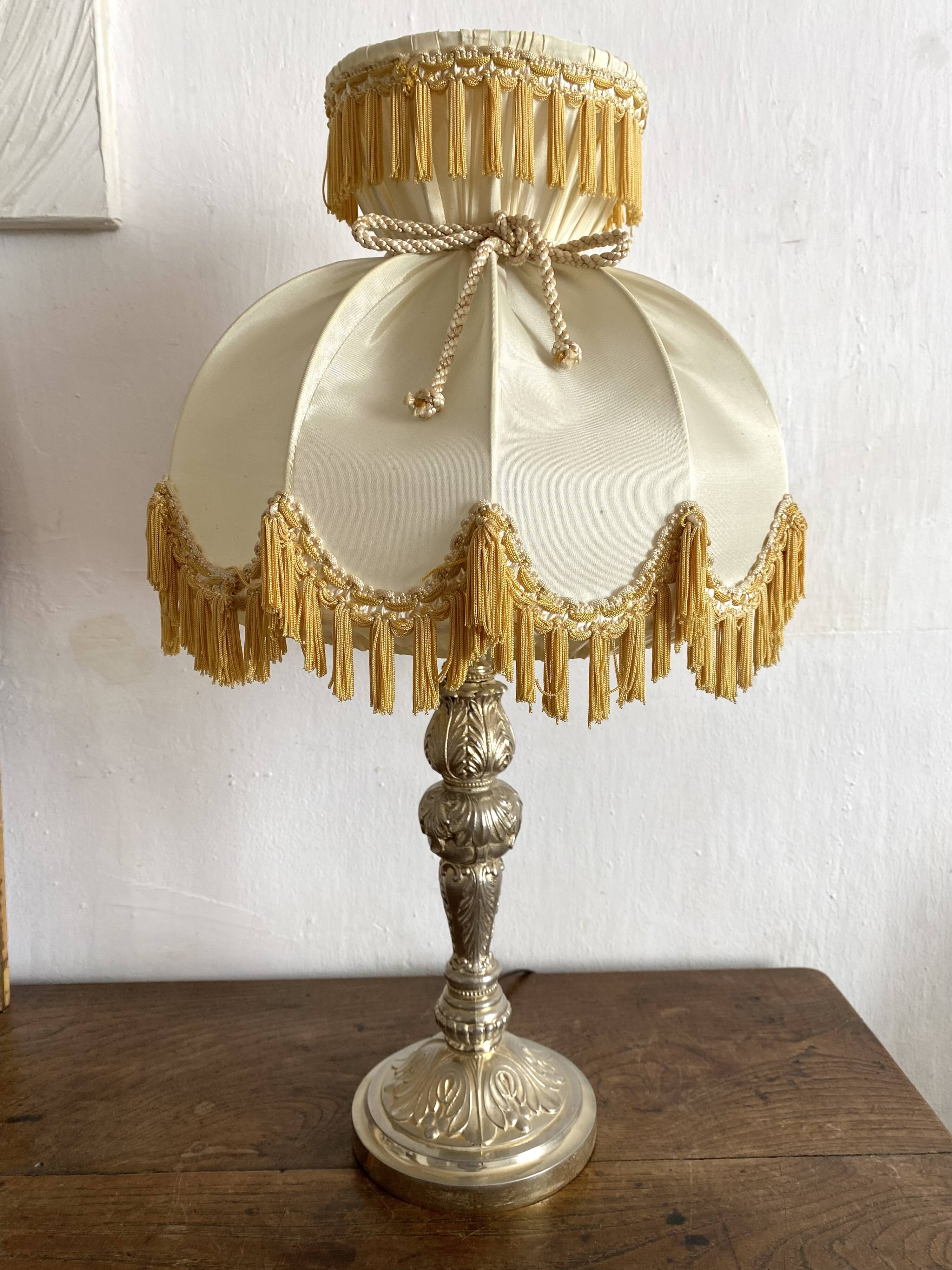 56 cm retro lamp in silver metal with fringed lampshade
