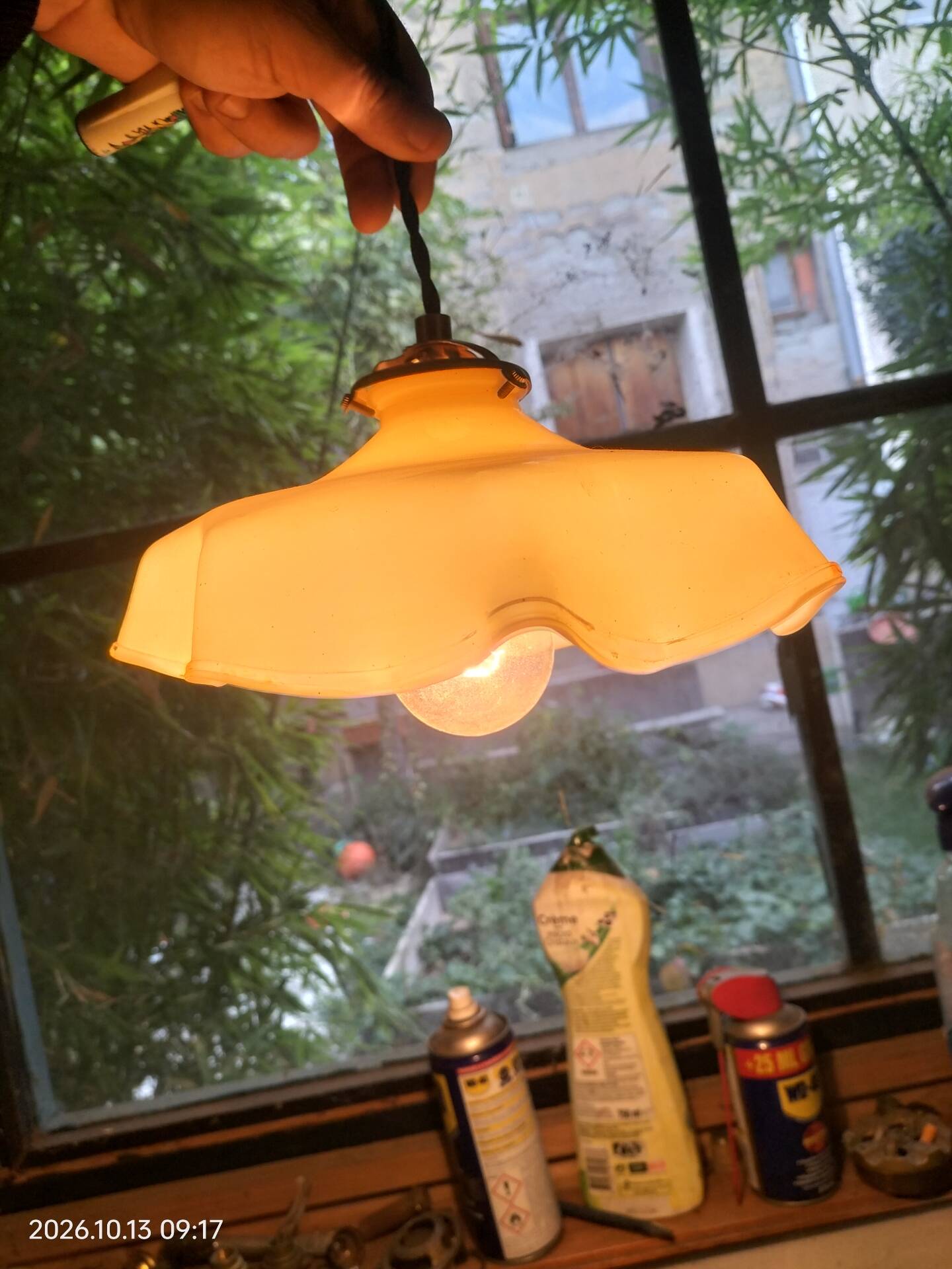 Opaline suspension