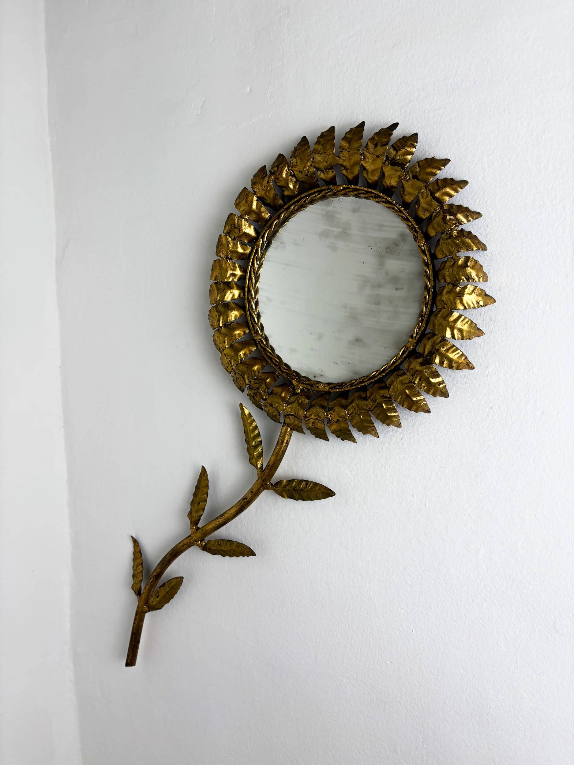 Miroir mural en forme de fleur éclatante, en fer doré, 1950
