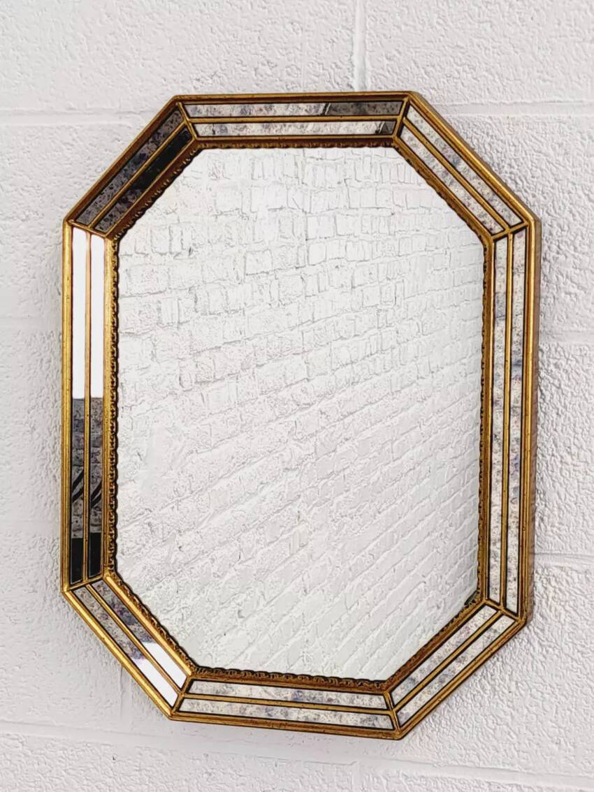 Octagonal mirror in Venetian style with gold-rimmed parecloses