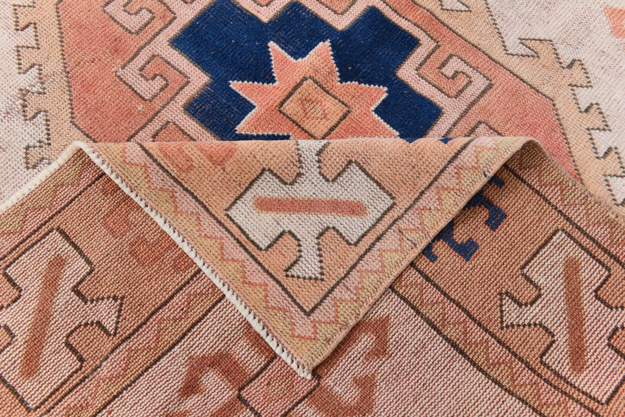 Tapis persan bleu marine et crème