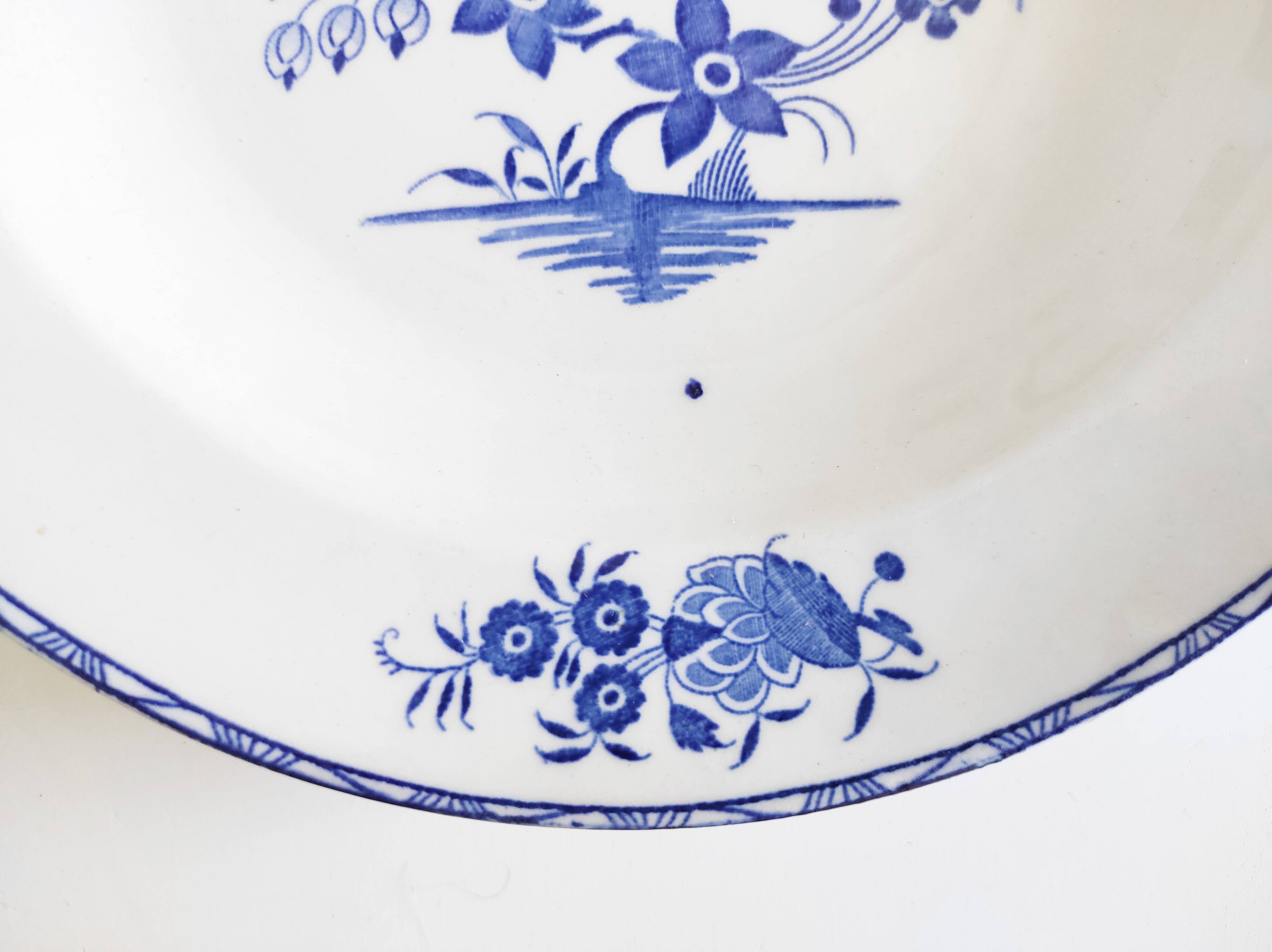 Boch Frères assiette creuse décor grand bouquet