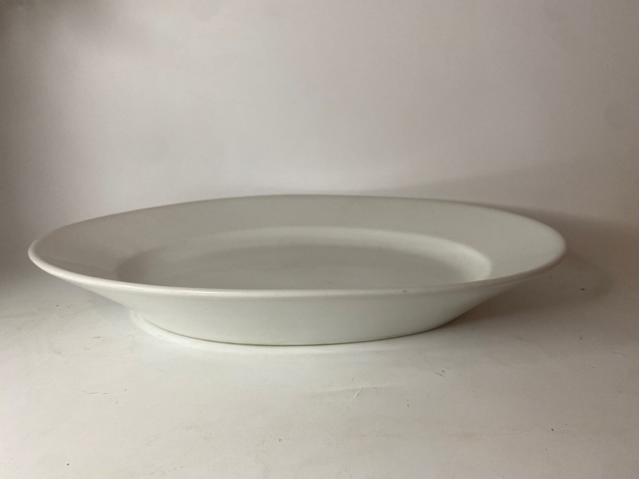 Plat blanc en porcelaine